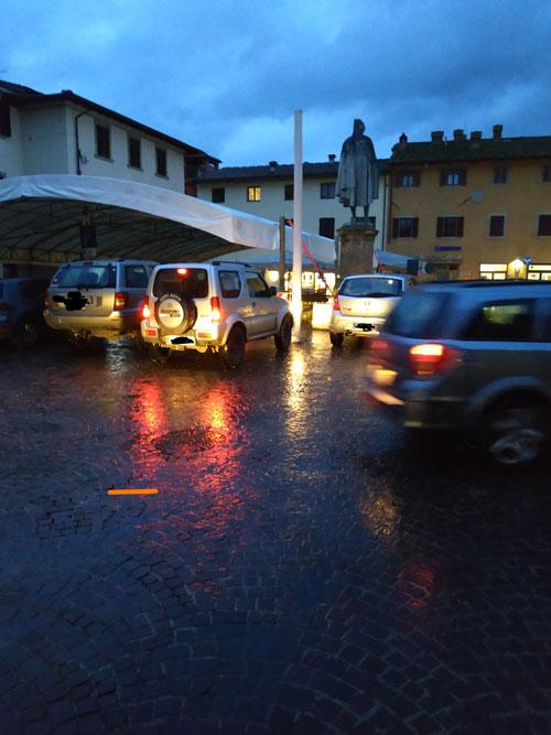 Il tendone in Piazza Giotto fa discutere.