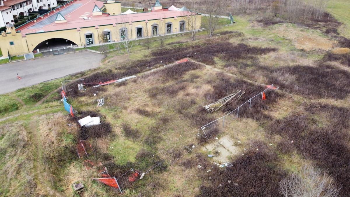 Rimane la situazione di degrado davanti a scuola: area non sicura.